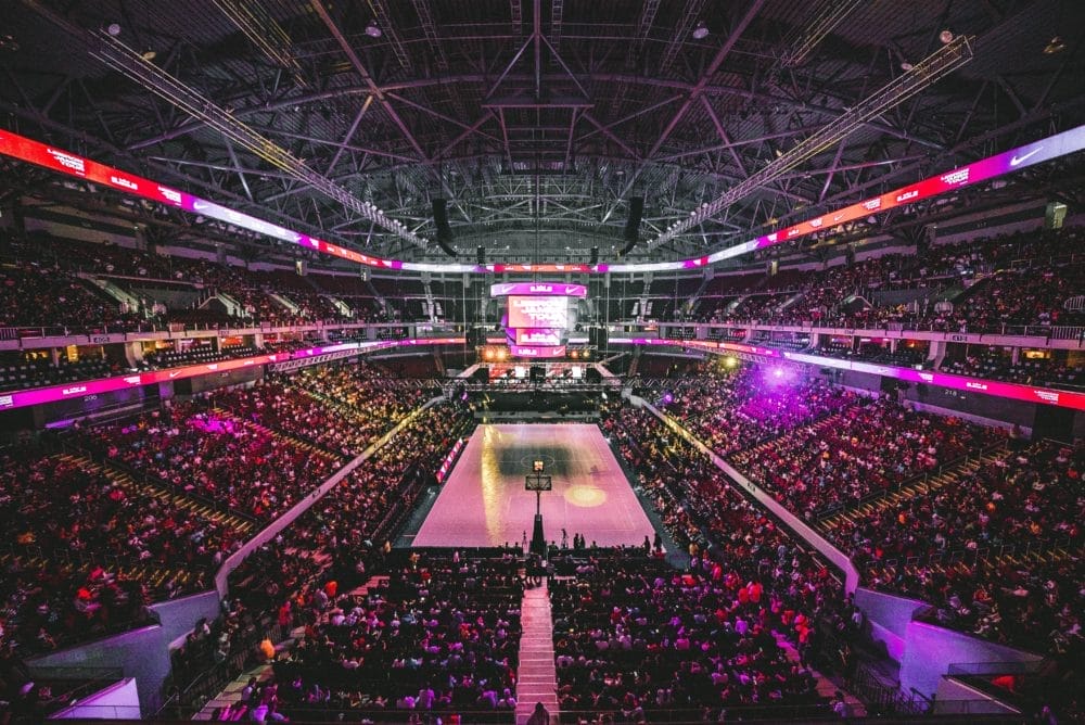 Zuschauer fiebern bei einem großen eSport Event mit